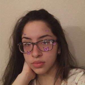 Meet your Posher, Larissa